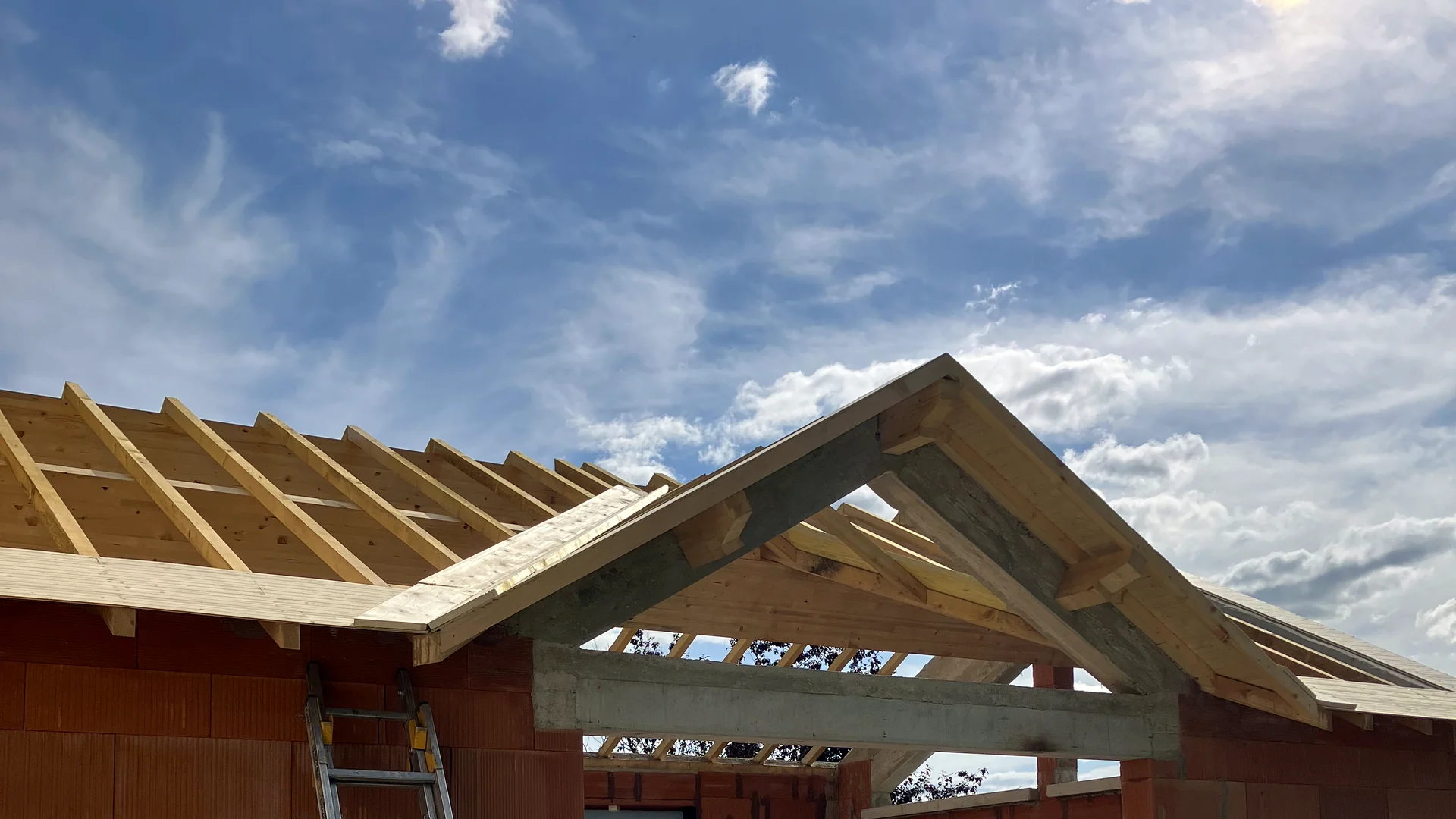 Charpente bois en cours de réalisation sur une maison